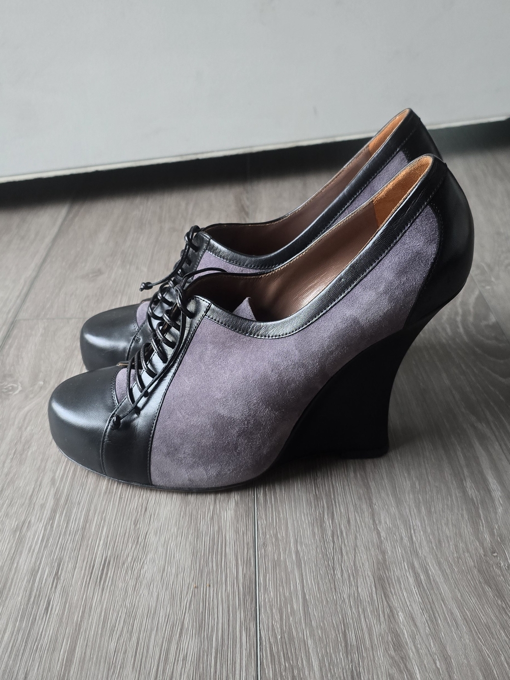 Tabitha Simmons Lace-Up Wedge Heels Grey Suede Black Leather Italy Size 40.5